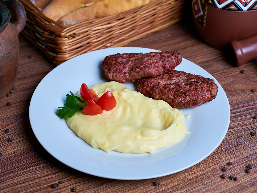 Kartofelnoe-pyure-s-kurinymi-kotletkami